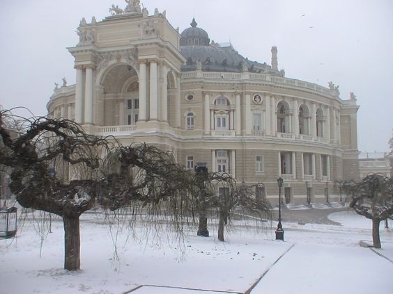 odessa oekraïne sneeuw cherub operahouse